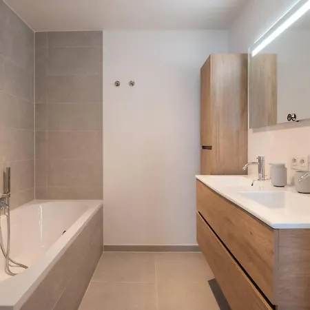 New Flat For 4 With Tremendous Sea Views *